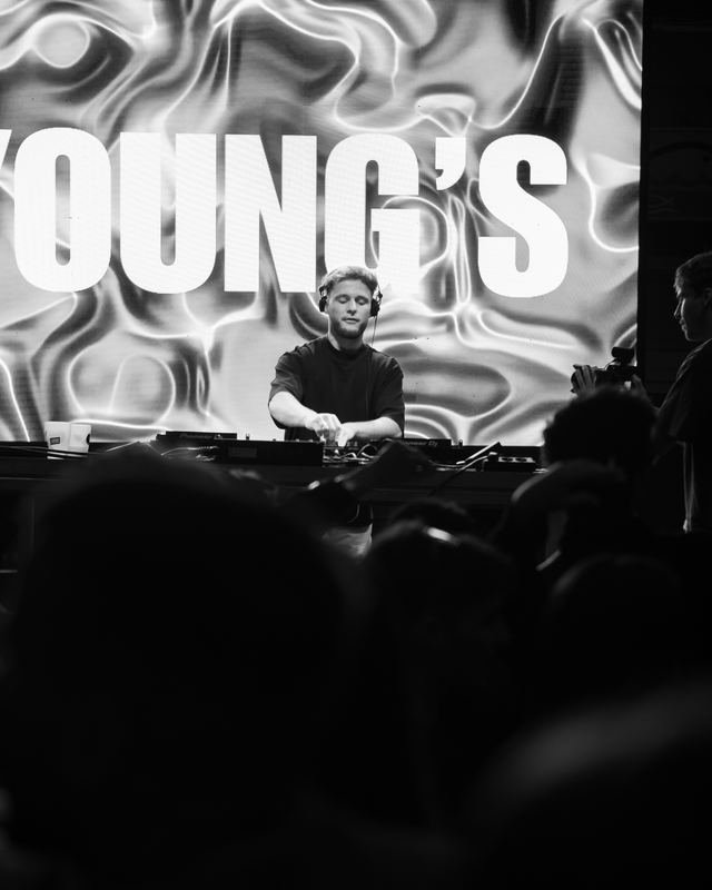 YOUNGS aux platines devant son nom à l’écran, en noir et blanc