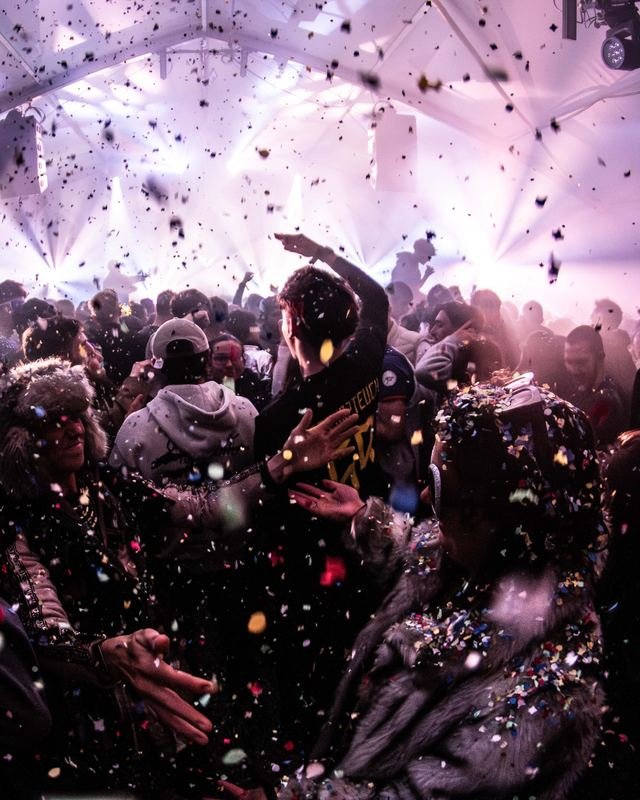 Public sous une pluie de confettis devant la scène